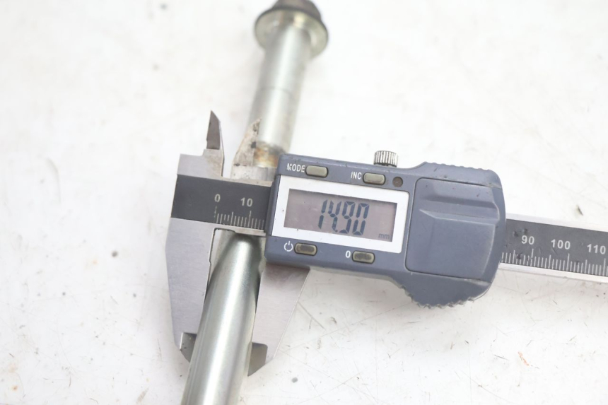 photo de FRONT WHEEL AXLE PEUGEOT STREETZONE NAKED 2T 50 (2014 - 2018) - Technical close-up