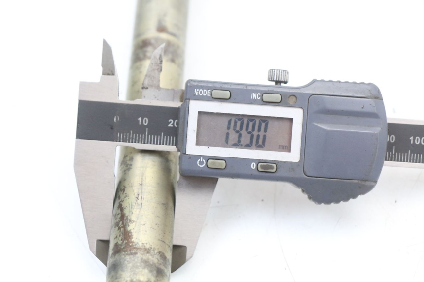 photo de FRONT WHEEL AXLE CAGIVA SUPER CITY 125 (1992 - 1997) - Technical close-up