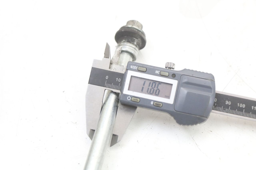 photo de FRONT WHEEL AXLE SUZUKI BURGMAN 125 (2018 - 2021) - Technical close-up