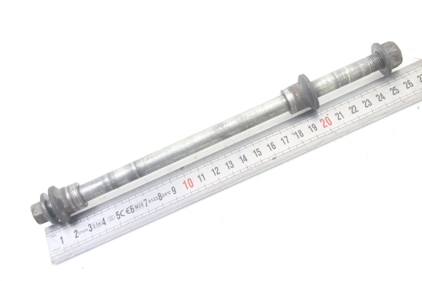 photo de FRONT WHEEL AXLE SUZUKI BURGMAN 125 (2015 - 2017) - Zoom on usage condition