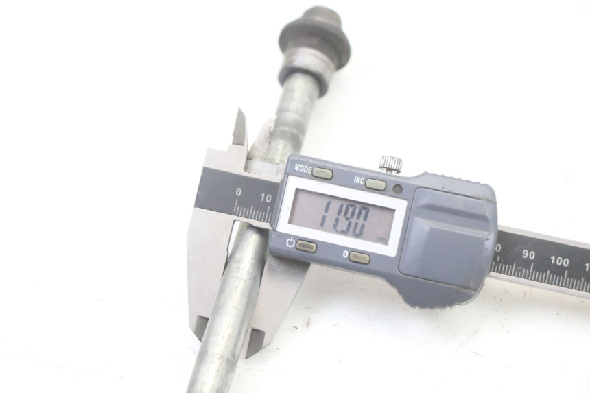 photo de FRONT WHEEL AXLE SUZUKI BURGMAN 125 (2015 - 2017) - Technical close-up