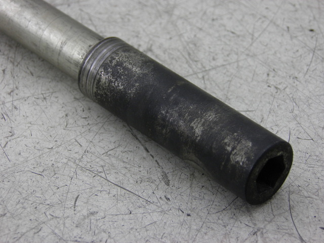 photo de FRONT WHEEL AXLE SUZUKI BURGMAN EXECUTIVE 650 (2008 - 2010) - Zoom on usage condition