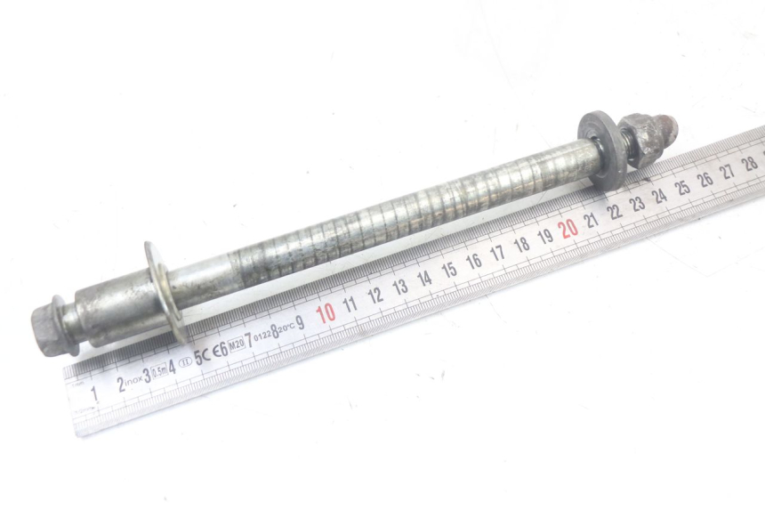 photo de FRONT WHEEL AXLE SUZUKI GS F 500 (2004 - 2007) - Component detail