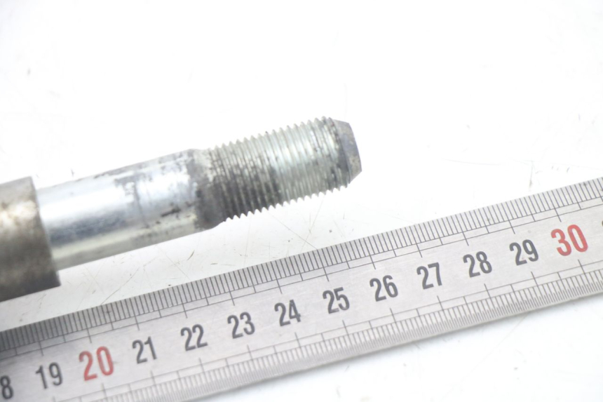 photo de FRONT WHEEL AXLE SUZUKI GSF S BANDIT 600 (2000 - 2004) - Zoom on usage condition