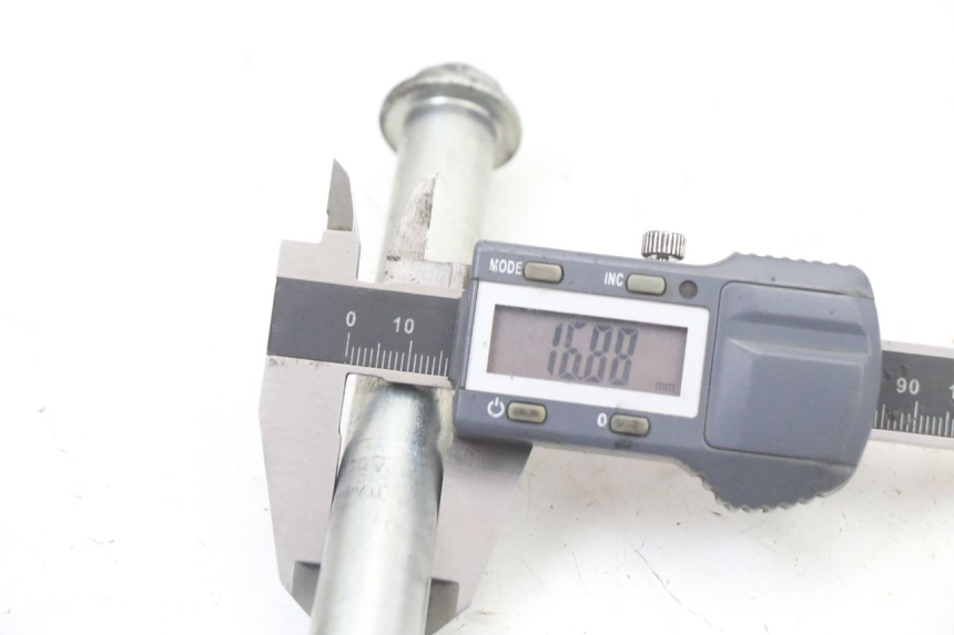 photo de FRONT WHEEL AXLE SUZUKI GSF S BANDIT 600 (2000 - 2004) - Alternative perspective