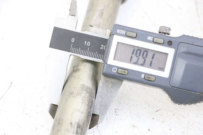 photo de FRONT WHEEL AXLE SUZUKI GSX F GSXF 650 (2007 - 2015) - Component detail