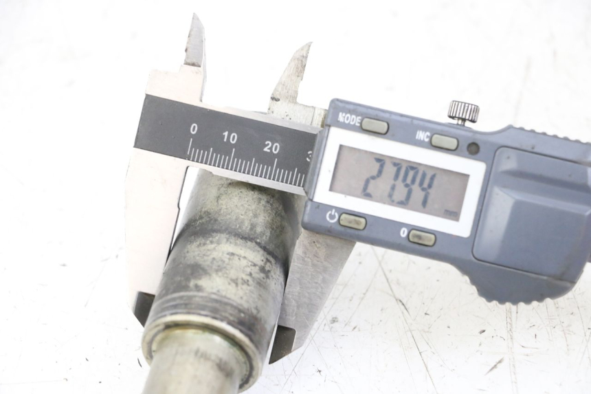 photo de FRONT WHEEL AXLE SUZUKI GSX F GSXF 650 (2007 - 2015) - Zoom on usage condition