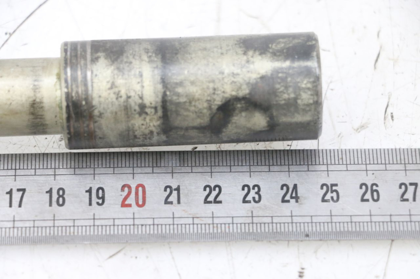 photo de FRONT WHEEL AXLE SUZUKI GSX F GSXF 650 (2007 - 2015) - Alternative perspective