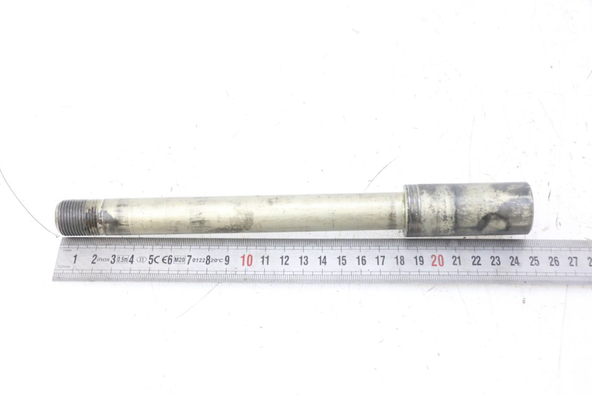 photo de FRONT WHEEL AXLE SUZUKI GSX F GSXF 650 (2007 - 2015) - Technical close-up