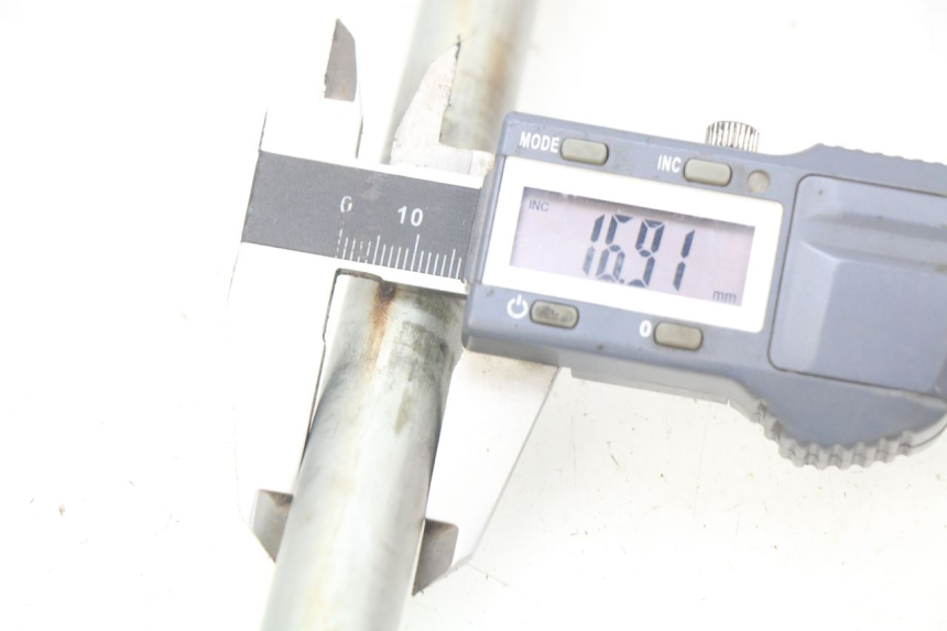 photo de FRONT WHEEL AXLE SUZUKI SV N 650 (1999 - 2002) - Component detail