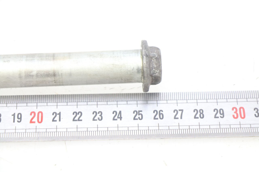 photo de FRONT WHEEL AXLE SUZUKI SV N 650 (1999 - 2002) - Alternative perspective