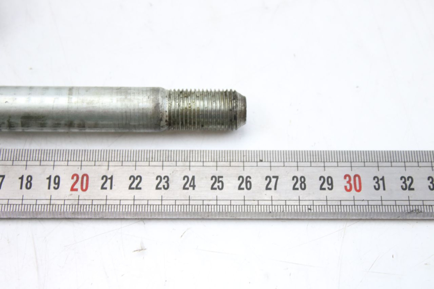 photo de FRONT WHEEL AXLE SUZUKI SV S 650 (1999 - 2002) - Alternative perspective