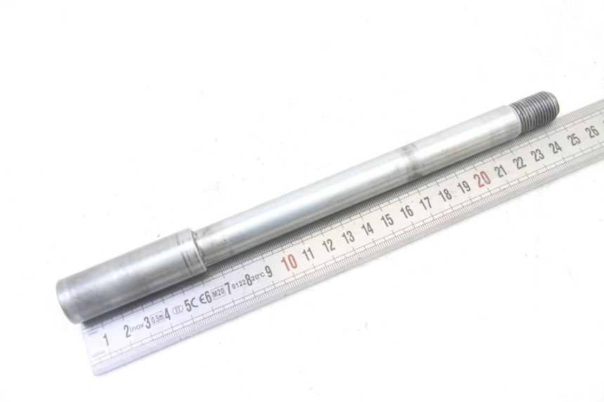 photo de FRONT WHEEL AXLE SUZUKI SV S 650 (2003 - 2009) - Zoom on usage condition