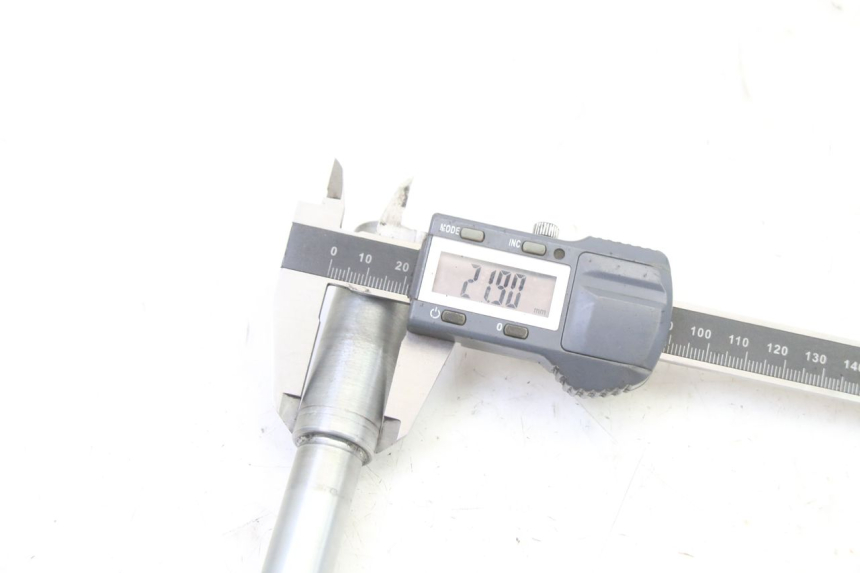 photo de FRONT WHEEL AXLE SUZUKI SV S 650 (2003 - 2009) - Technical close-up