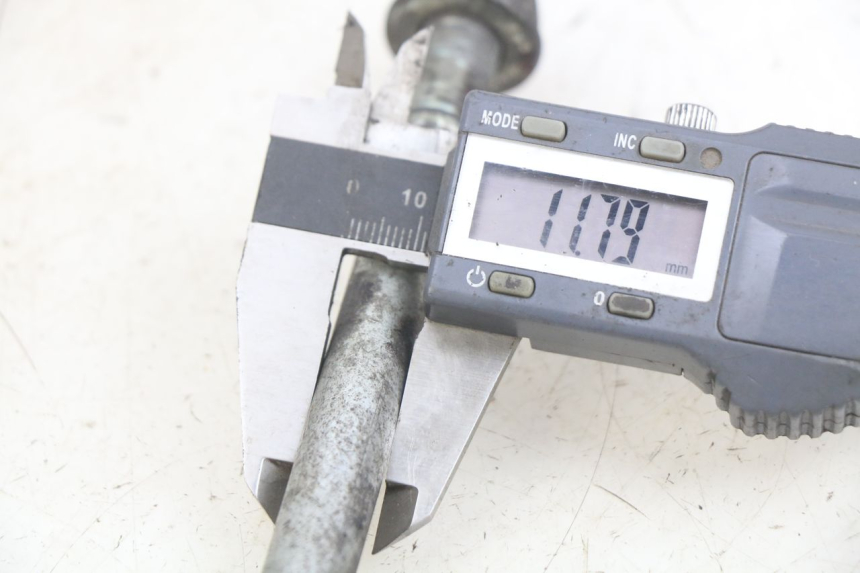 photo de FRONT WHEEL AXLE PEUGEOT SV 125 (1991 - 1994) - Alternative perspective