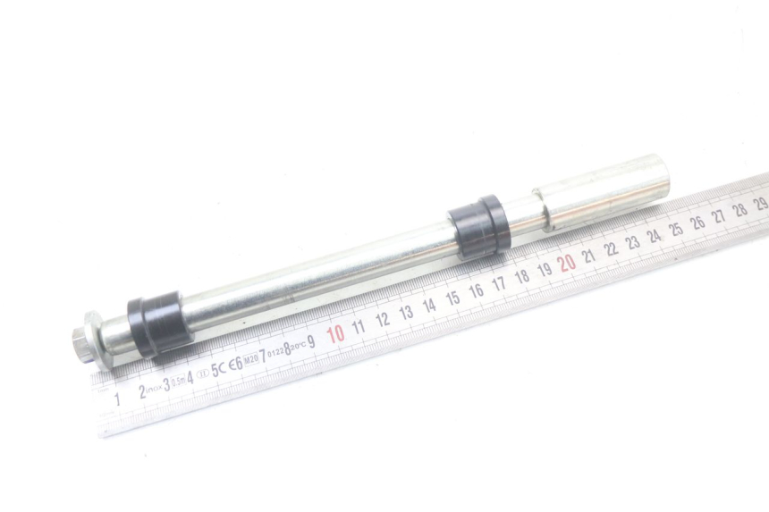 photo de FRONT WHEEL AXLE HUSQVARNA SVARTPILEN 401 (2018 - 2023) - Zoom on usage condition