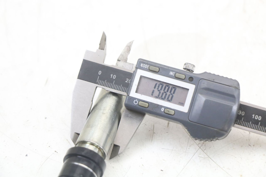 photo de FRONT WHEEL AXLE HUSQVARNA SVARTPILEN 401 (2018 - 2023) - Technical close-up