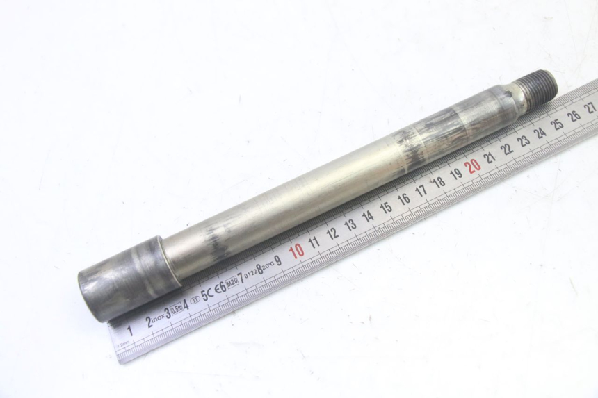 photo de FRONT WHEEL AXLE YAMAHA TDM ABS 900 (2002 - 2014) - Zoom on usage condition