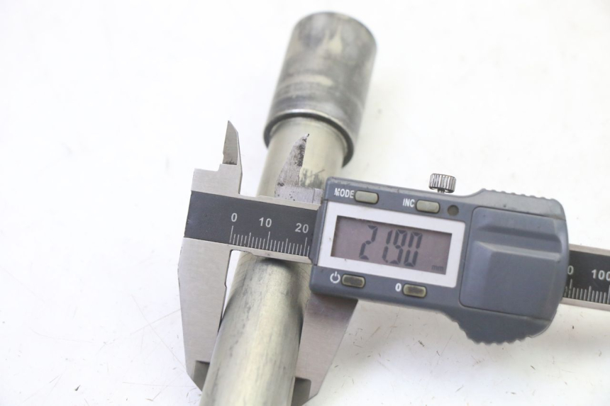 photo de FRONT WHEEL AXLE YAMAHA TDM ABS 900 (2002 - 2014) - Product overview