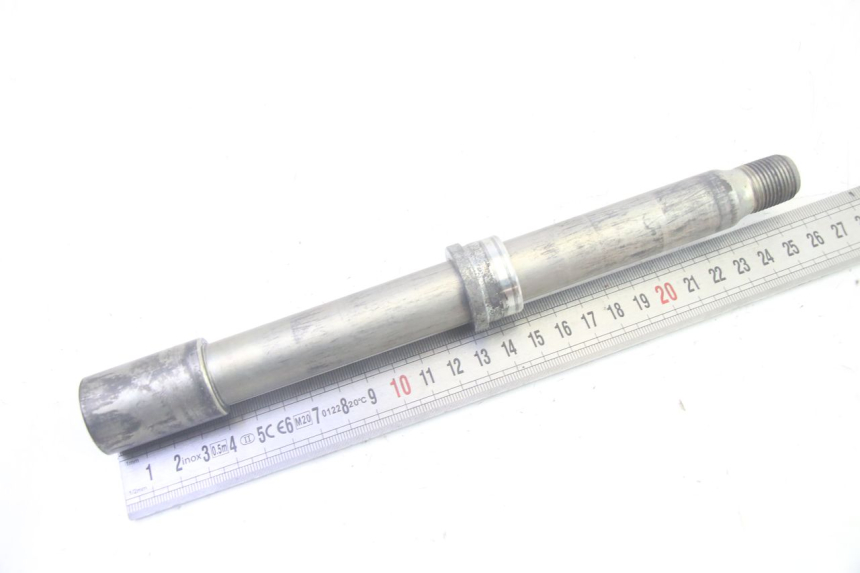 photo de FRONT WHEEL AXLE YAMAHA TDM ABS 900 (2002 - 2014) - Zoom on usage condition