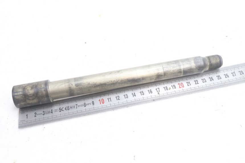 photo de FRONT WHEEL AXLE YAMAHA TDM ABS 900 (2002 - 2014) - Zoom on usage condition