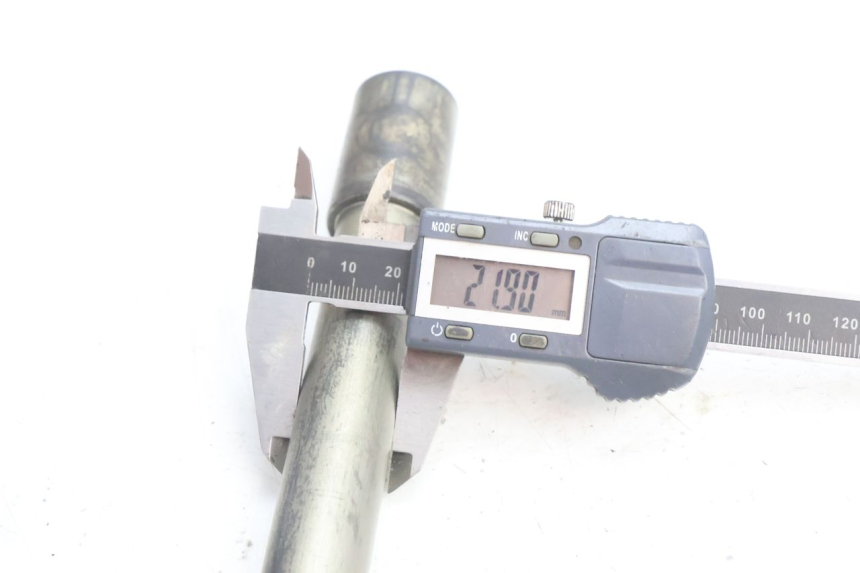 photo de FRONT WHEEL AXLE YAMAHA TDM ABS 900 (2002 - 2014) - Technical close-up