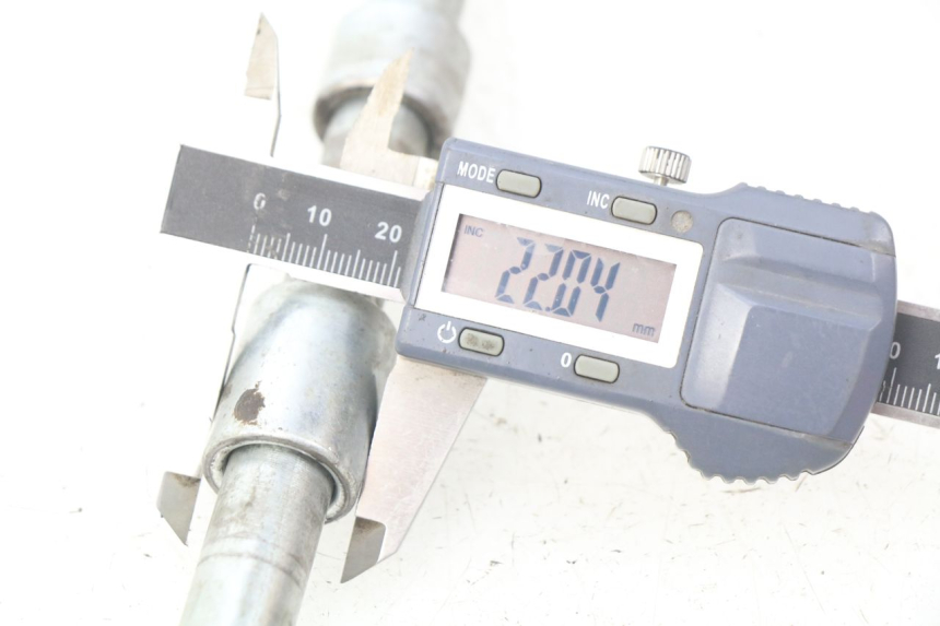 photo de FRONT WHEEL AXLE NITRO MOTORS THUNDER 125 - Zoom on usage condition