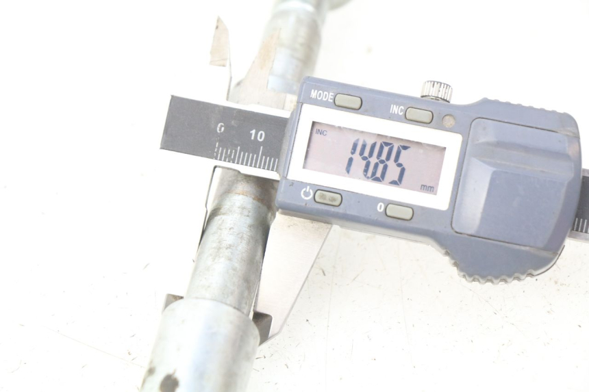 photo de FRONT WHEEL AXLE NITRO MOTORS THUNDER 125 - Alternative perspective