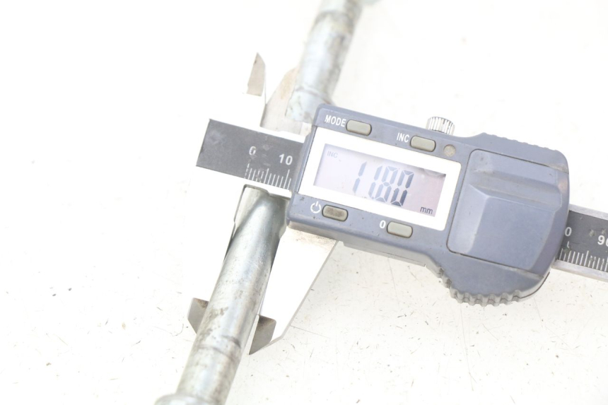 photo de FRONT WHEEL AXLE NITRO MOTORS THUNDER 125 - Zoom on usage condition