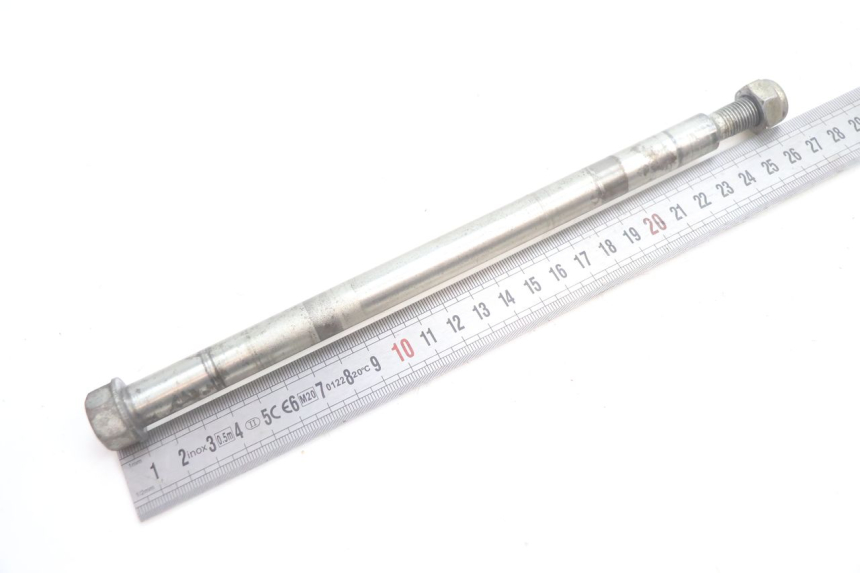 photo de FRONT WHEEL AXLE PEUGEOT TREKKER 50 (1995 - 2004) - Zoom on usage condition