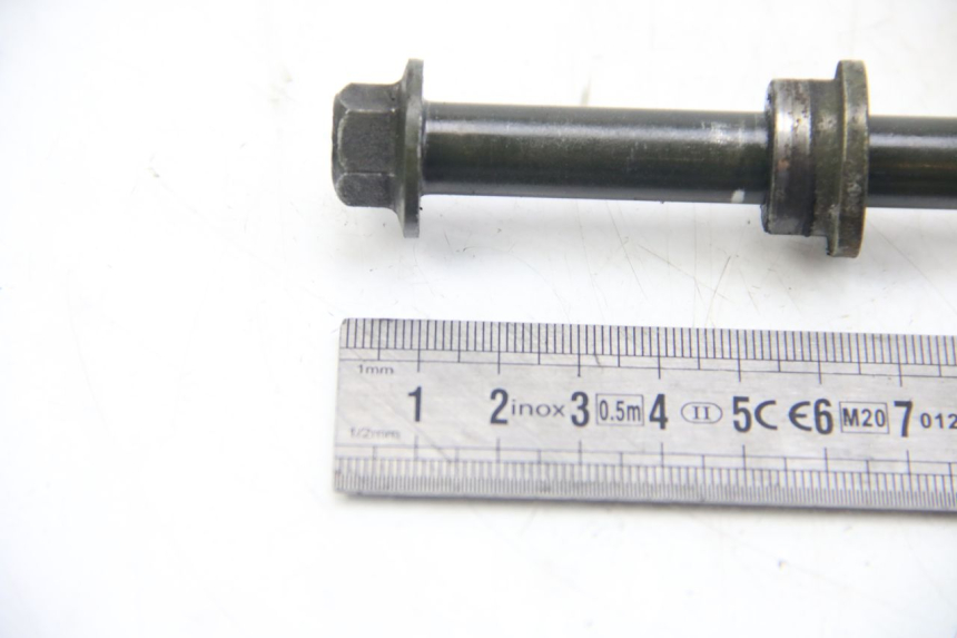 photo de FRONT WHEEL AXLE PEUGEOT TWEET 4T 50 (2010 - 2014) - Zoom on usage condition