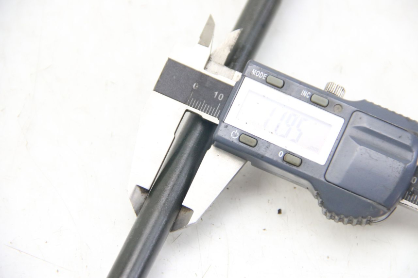 photo de FRONT WHEEL AXLE PEUGEOT TWEET 4T 50 (2010 - 2014) - Technical close-up