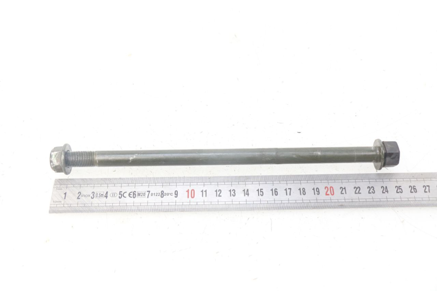 photo de FRONT WHEEL AXLE PEUGEOT TWEET ACTIVE 4T 50 (2018 - 2022) - Zoom on usage condition