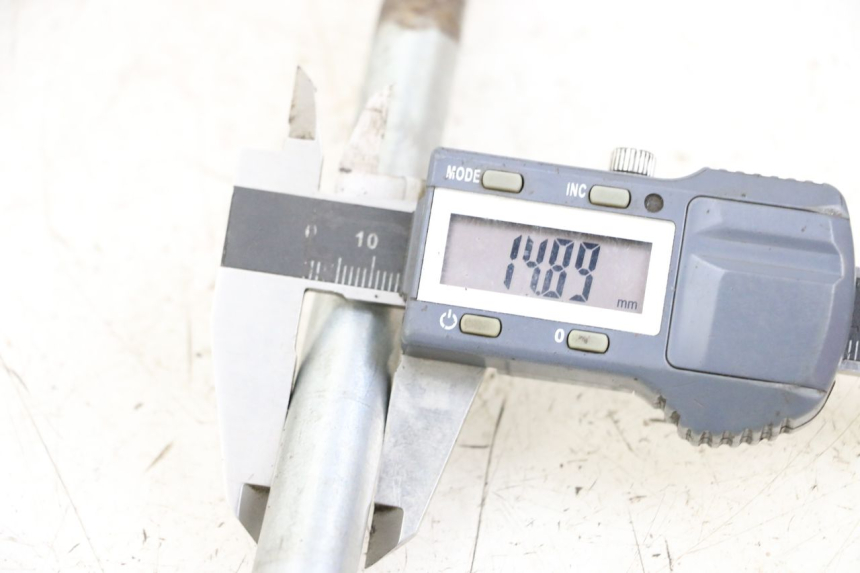 photo de FRONT WHEEL AXLE PIAGGIO TYPHOON 50 (2000 - 2009) - Component detail