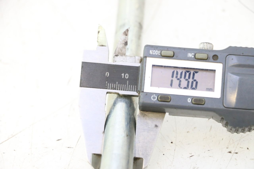 photo de FRONT WHEEL AXLE PIAGGIO TYPHOON 50 (2000 - 2009) - Component detail