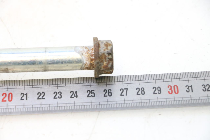 photo de FRONT WHEEL AXLE PIAGGIO TYPHOON 50 (2000 - 2009) - Zoom on usage condition