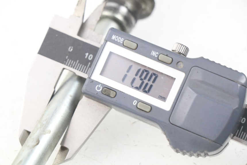 photo de FRONT WHEEL AXLE SUZUKI UC EPICURO 125 (1999 - 2003) - Alternative perspective