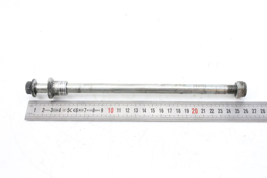 photo de FRONT WHEEL AXLE SUZUKI UH BURGMAN 125 (2002 - 2006) - Alternative perspective