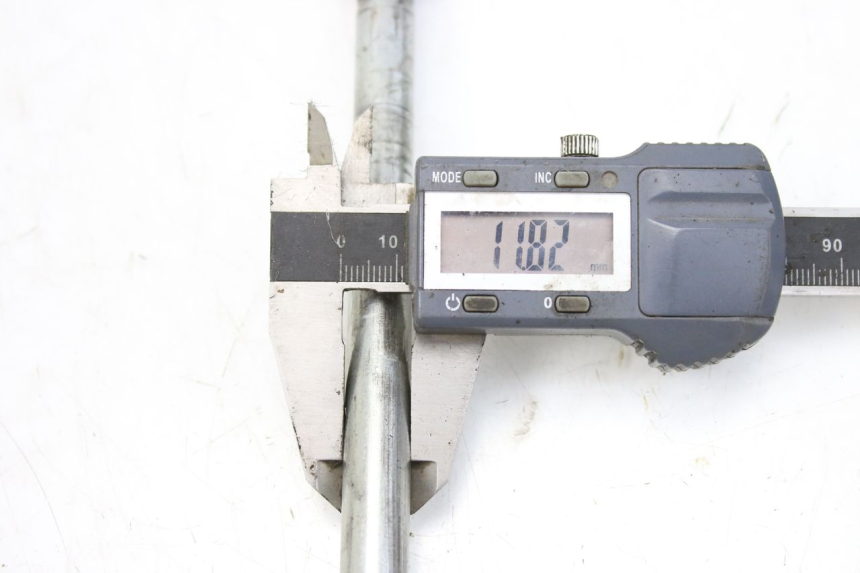 photo de FRONT WHEEL AXLE SUZUKI UH BURGMAN 125 (2002 - 2006) - Product overview