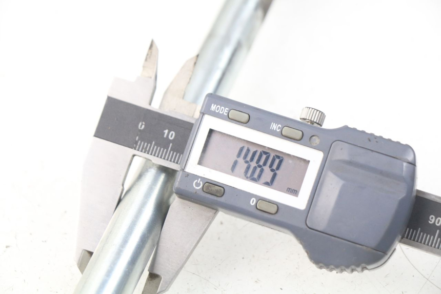 photo de FRONT WHEEL AXLE PEUGEOT VIVACITY NEW 4T 50 (2008 - 2017) - Alternative perspective