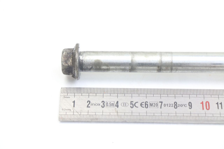 photo de FRONT WHEEL AXLE PEUGEOT VIVACITY 125 (2010 - 2017) - Zoom on usage condition