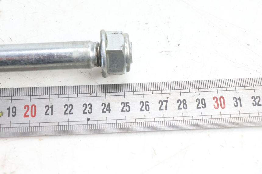 photo de FRONT WHEEL AXLE DAELIM VJ ROADWIN 125 (2004 - 2007) - Alternative perspective