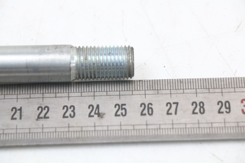 photo de FRONT WHEEL AXLE SUZUKI VL INTRUDER 125 (2004 - 2007) - Zoom on usage condition