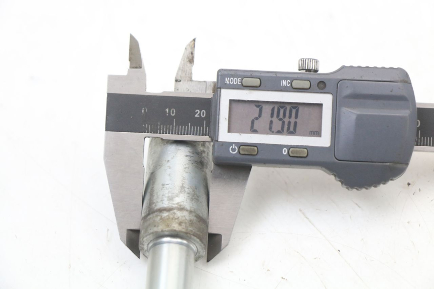 photo de FRONT WHEEL AXLE SUZUKI VL INTRUDER 125 (2004 - 2007) - Alternative perspective