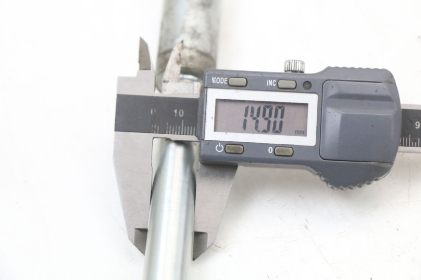 photo de FRONT WHEEL AXLE SUZUKI VL INTRUDER 125 (2004 - 2007) - Technical close-up