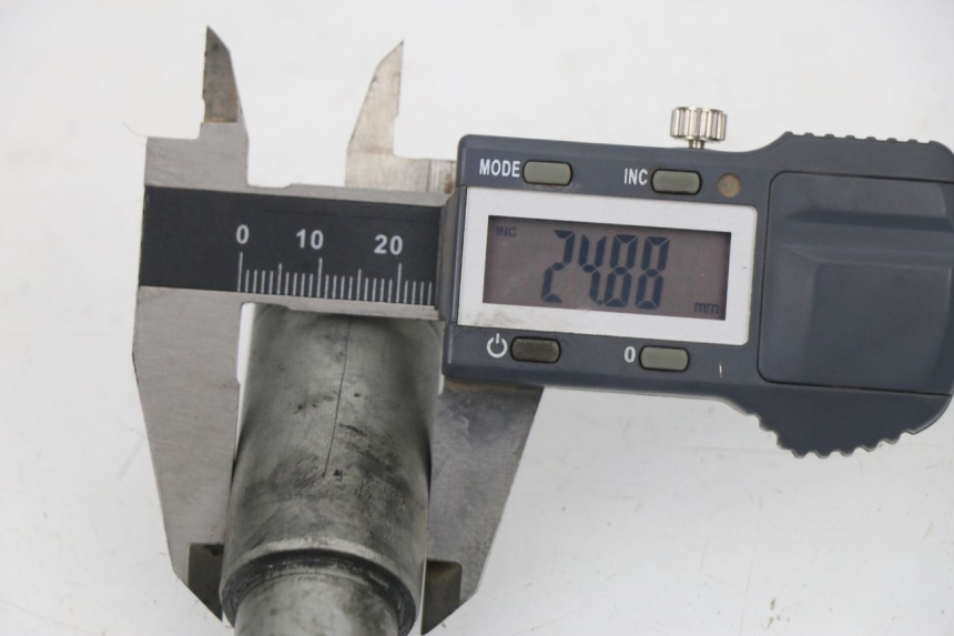 photo de FRONT WHEEL AXLE HONDA VTR F FIRESTORM 1000 (1997 - 2001) - Component detail