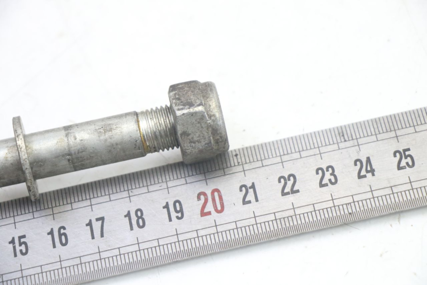 photo de FRONT WHEEL AXLE YAMAHA WHY 50 (1998 - 2000) - Zoom on usage condition