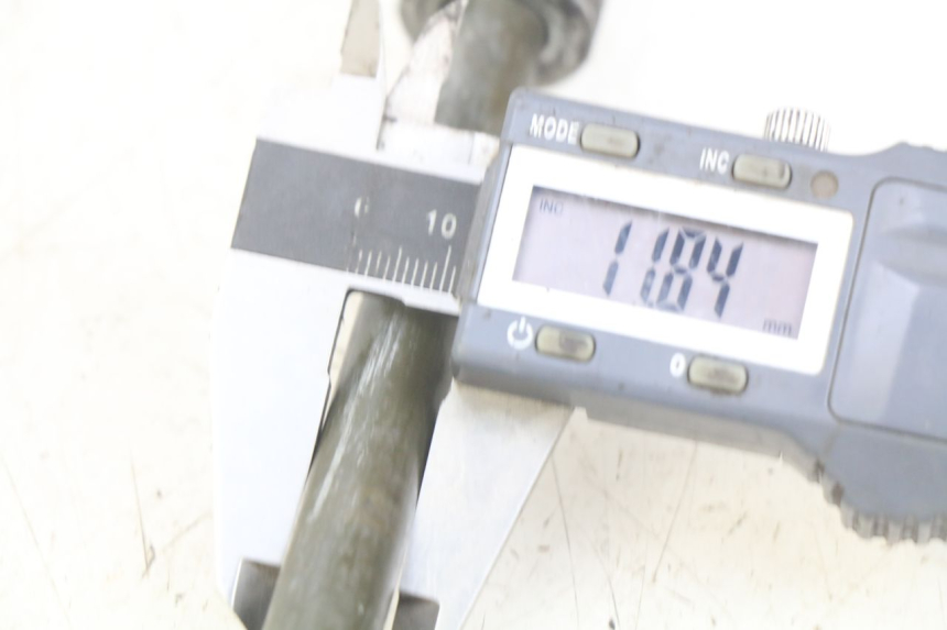 photo de FRONT WHEEL AXLE SYM WOLF SB 125 (2011 - 2018) - Zoom on usage condition