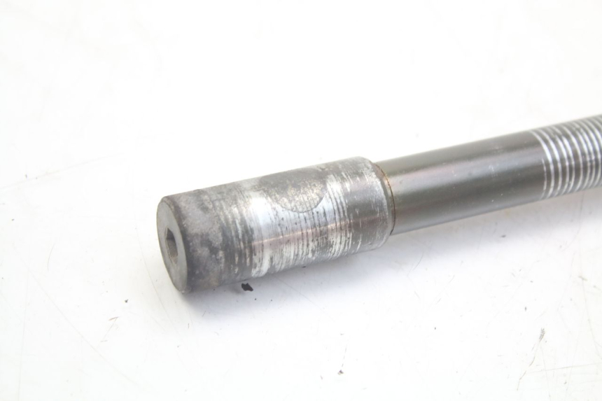 photo de FRONT WHEEL AXLE KYMCO X-CITING XCITING 400 (2014 - 2018) - Zoom on usage condition