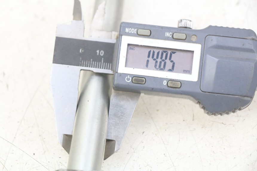 photo de FRONT WHEEL AXLE YAMAHA X-CITY XCITY 125 (2007 - 2013) - Zoom on usage condition